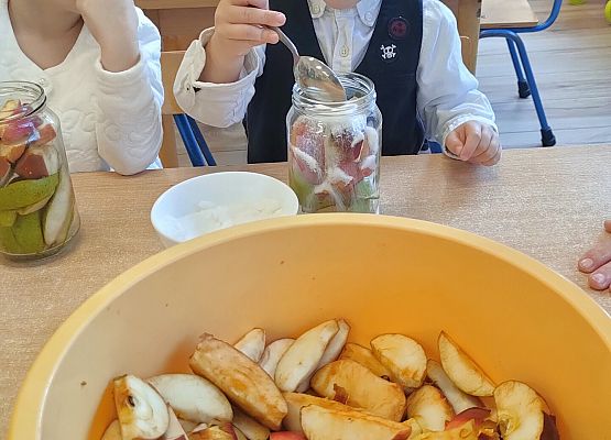 Chłopiec robi kompot