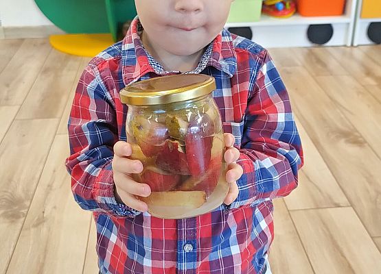 Chłopiec trzyma słoik