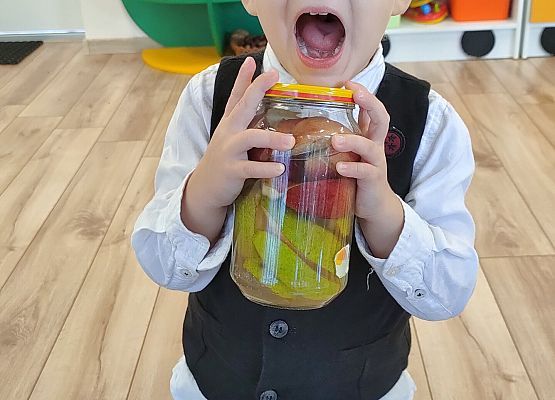 Chłopiec trzyma słoik