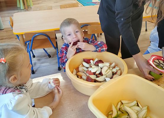 Dzieci jedzą owoce