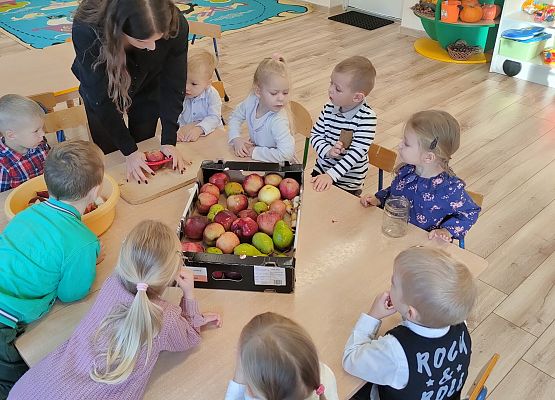 Dzieci oglądają owoce