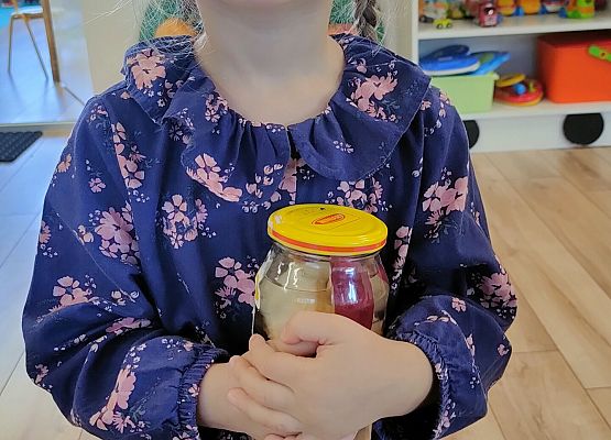 Dziewczynka trzyma słoik