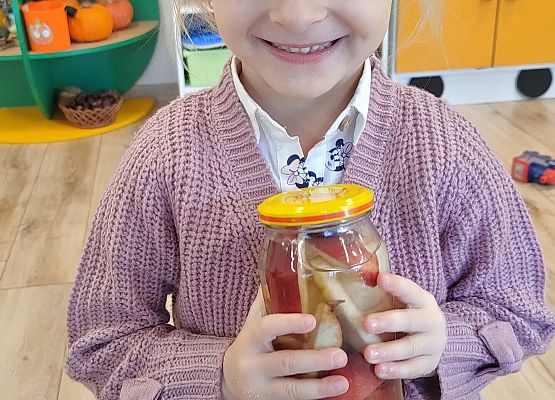 Dziewczynka trzyma słoik