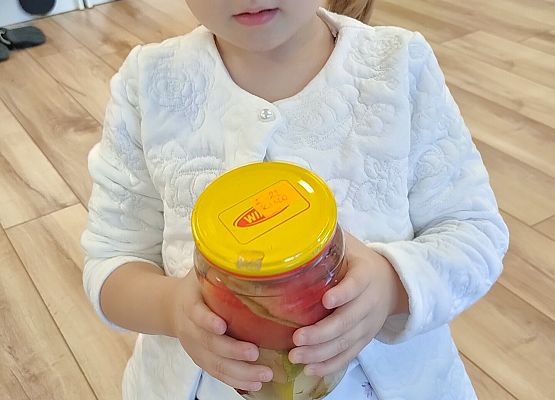 Dziewczynka trzyma słoik