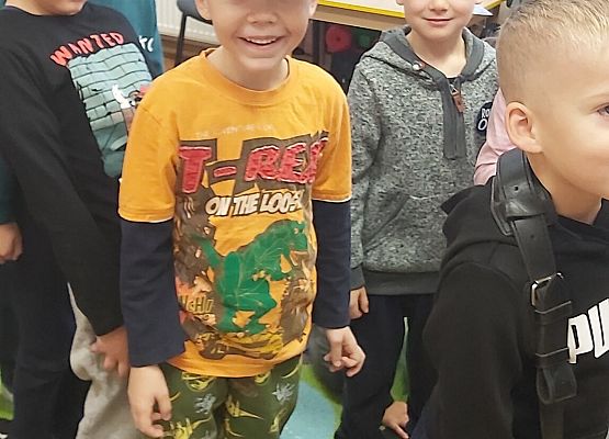 Chłopiec w czapce listonosza