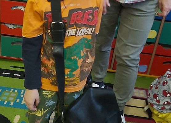 Chłopiec z torbą listonosza