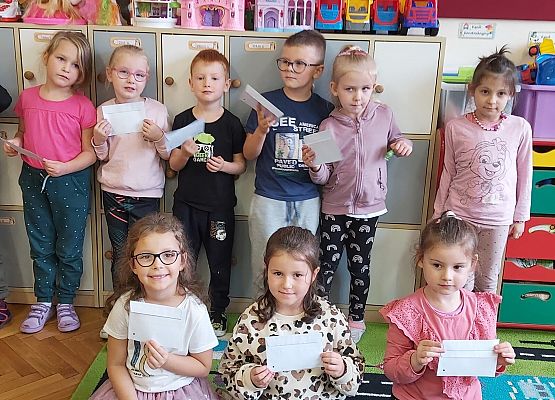 Dzieci trzymają koperty