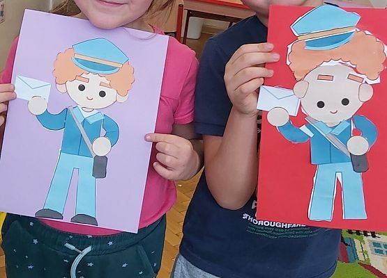 Dziewczynka prezentuje swoją pracę plastyczną