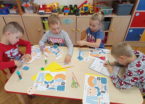 Dzieci wykonują prace plastyczne