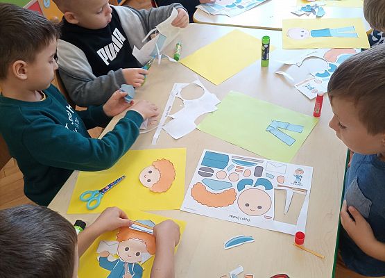 Dzieci wykonują prace plastyczne