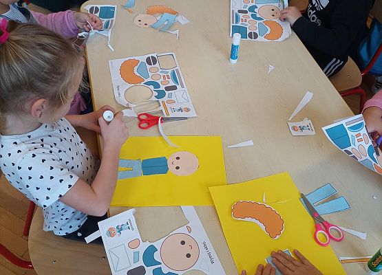 Dzieci wykonują prace plastyczne