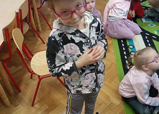 Dziewczynka w czapce listonosza