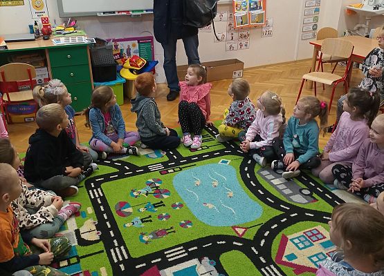 listonosz opowiada dzieciom o swojej pracy