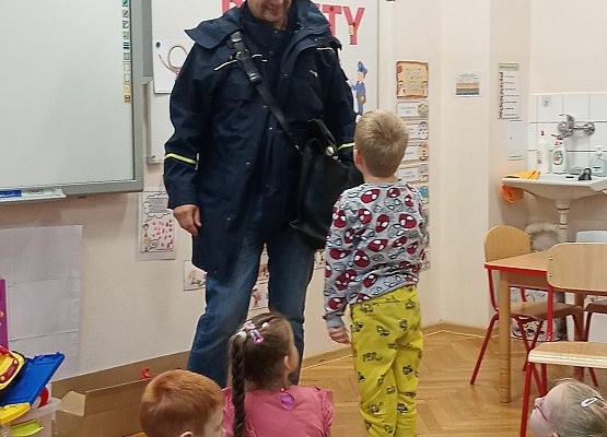 listonosz opowiada dzieciom o swojej pracy