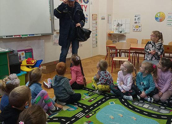 listonosz opowiada dzieciom o swojej pracy