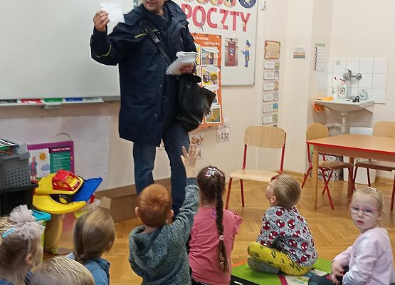 Listonosz pokazuje druki pocztowe