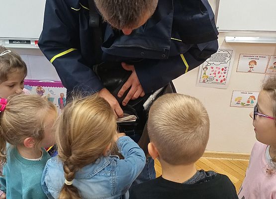 Listonosz pokazuje druki pocztowe