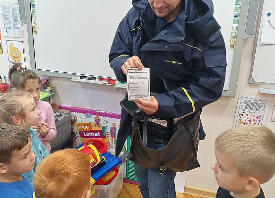 Listonosz pokazuje druki pocztowe