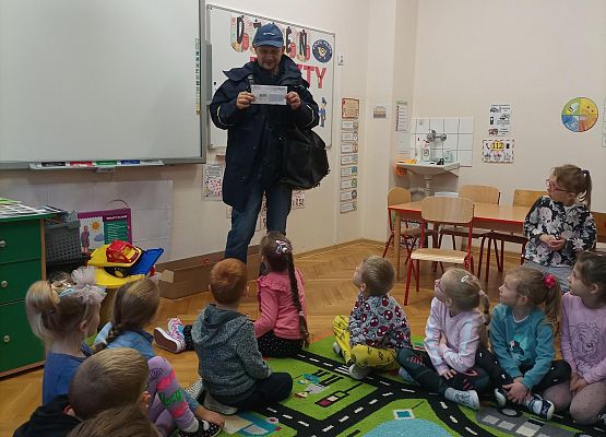 Listonosz pokazuje druki pocztowe