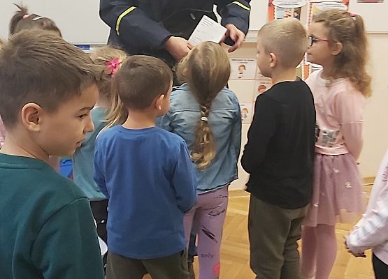 Listonosz opowiada o swojej pracy i pokazuje druki pocztowe