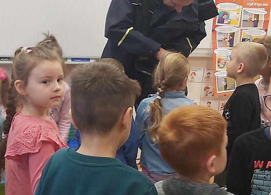 Listonosz opowiada o swojej pracy i pokazuje druki pocztowe