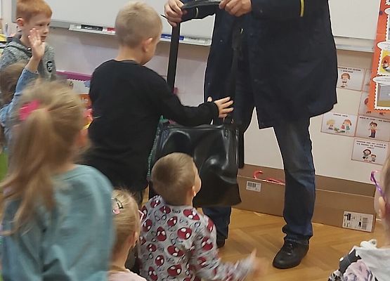 Listonosz opowiada o swojej pracy i pokazuje