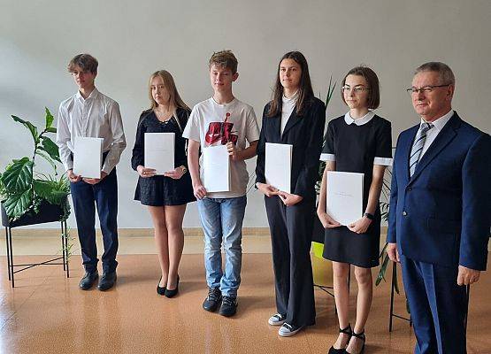 Nagrodzeni uczniowi oraz Wójt Gminy Nowa Wieś Lęborska