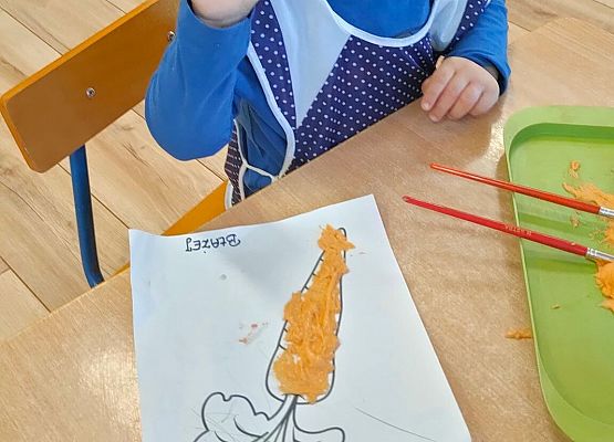 Chłopiec macha rączką