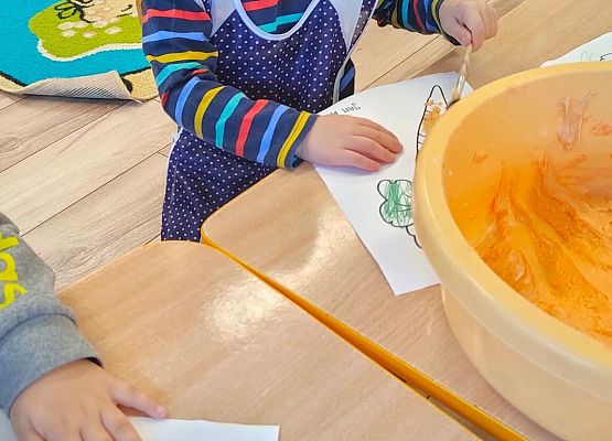 Chłopiec maluje farbkami