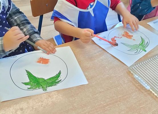 Chłopiec maluje pomidora