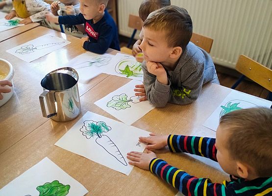 Dzieci siedzą przy stoliku