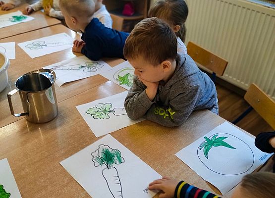 Dzieci siedzą przy stoliku