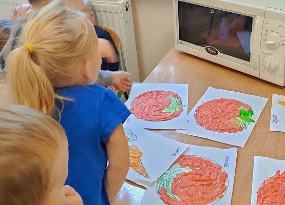 Dzieci wpatrują się w kuchenkę mikrofalową