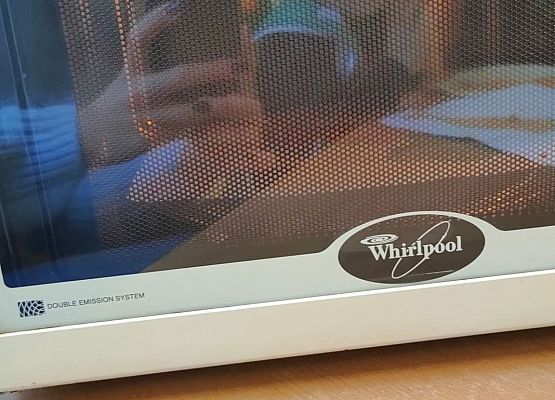 Wpatrzone dzieci w kuchenkę mikrofalową