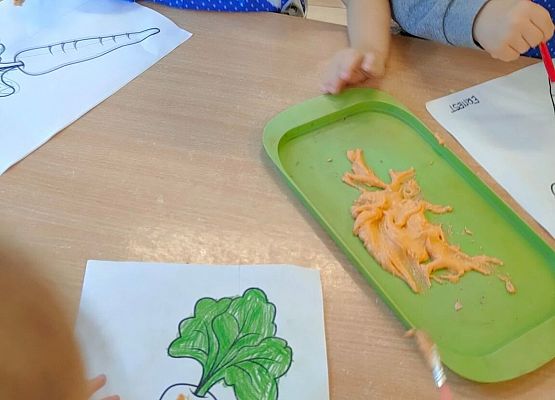 Przedszkolaki wykonują prace plastyczne