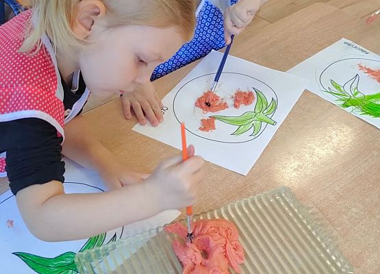 Przedszkolaki wykonują prace plastyczne