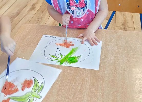 Przedszkolaki wykonują prace plastyczne