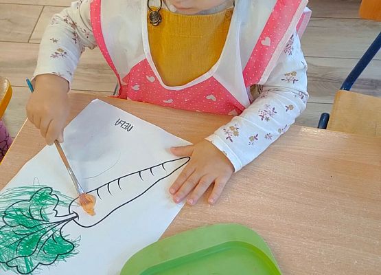 Dziewczynka maluje farbkami