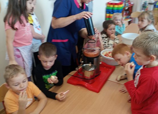 Pani robi w sokowirówce sok dla dzieci