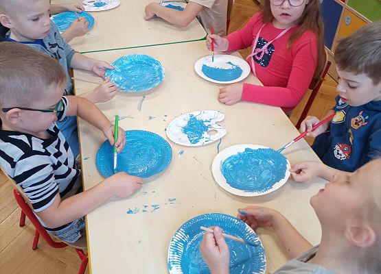 Dzieci wykonują prace plastyczne