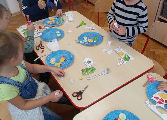 Dzieci wykonują prace plastyczne