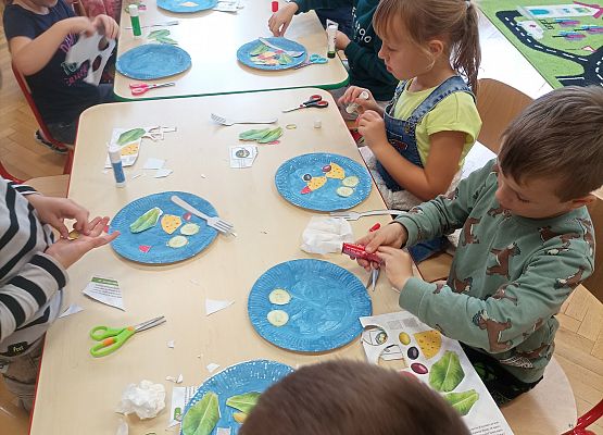 Dzieci wykonują prace plastyczne