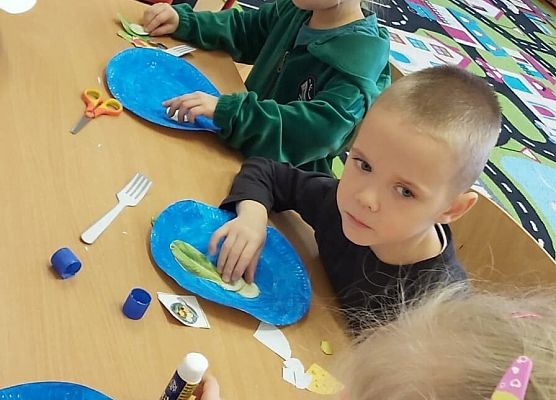 Dzieci wykonują prace plastyczne