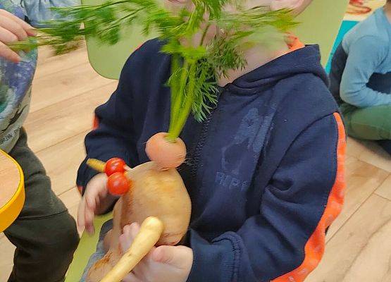 Chłopiec trzyma ludzika z warzyw