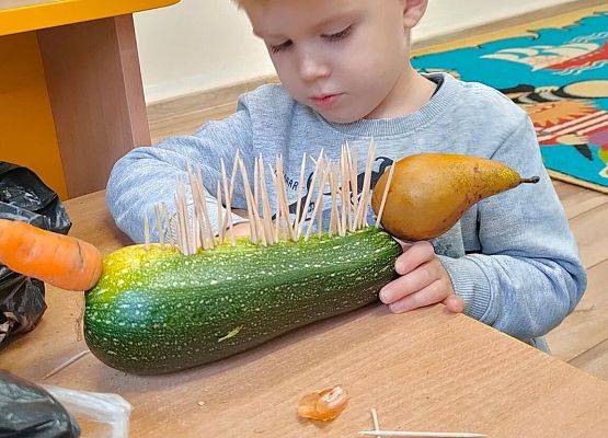 Chłopiec pokazuje stworka wykonanego  warzyw