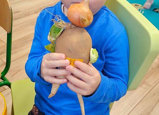 Chłopiec pokazuje stworka wykonanego  warzyw