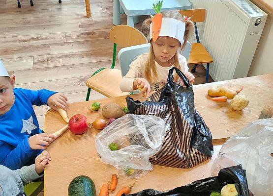 Dzieci wykonują cudaki z warzyw