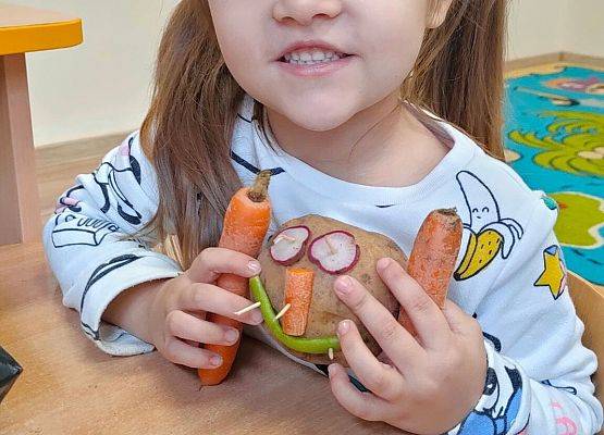 Dziewczynka pokazuje warzywnego stworka