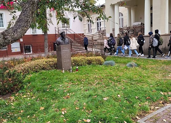 Uczniowie wykonują zadania podczas gry terenowej.