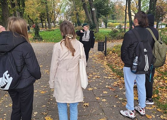 Uczniowie wykonują zadania podczas gry terenowej.